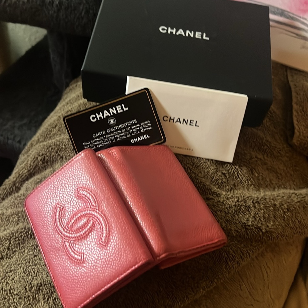 Pink Caviar leather Chanel trifold in beautiful used condition w/ box - Picture 1 of 10